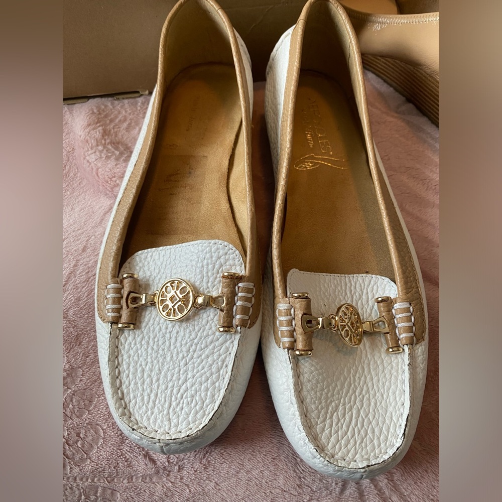 Women’s white leather flat shoes